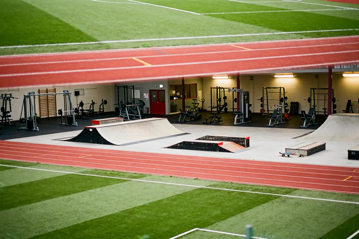 Stade omnisports du chemin de ronde : Équipements et activités à Croissy