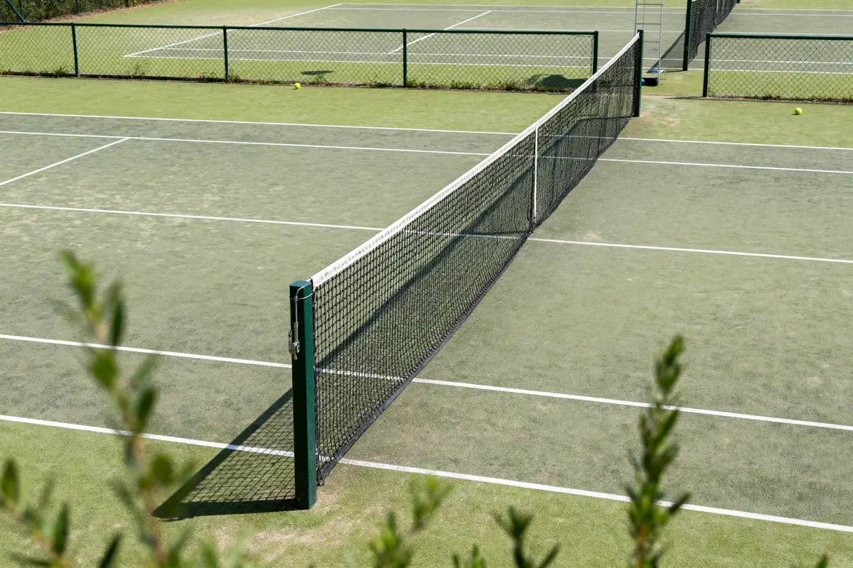Dimensions d’un terrain de tennis : tailles, normes et surfaces clés