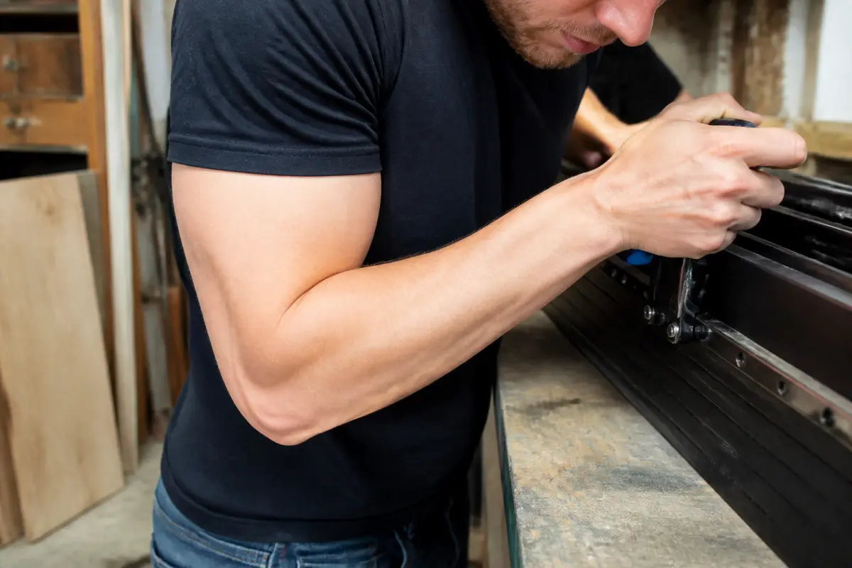 Tour de bras moyen homme : Taille idéale, mesure et astuces !